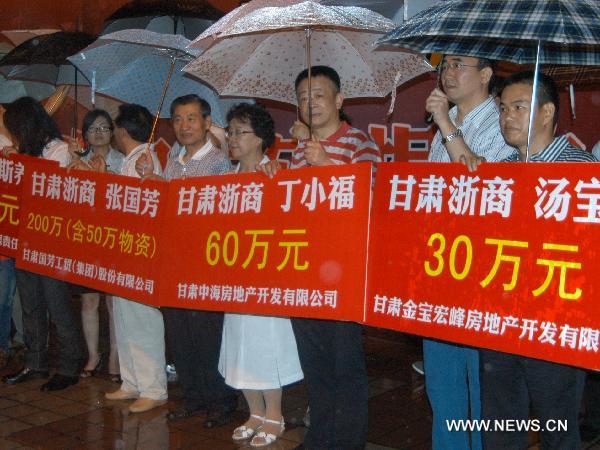 People donate for the mudslides-hit Zhouqu County at Dongfanghong Square in Lanzhou, capital of Gansu Province, Aug. 10, 2010. The death toll from a massive rain-triggered mudslide in Zhouqu County has risen to 702, with 1042 others still missing, local civil affairs authorities told a news conference Tuesday afternoon. [Xinhua] 