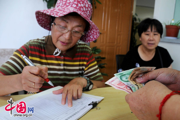 A woman from Shanghai donates for the mudslides-hit Zhouqu County, Aug. 10, 2010. [CFP]