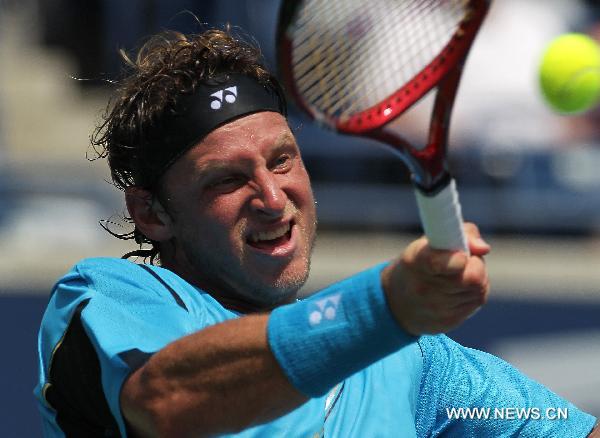 David Nalbandian of Argentina returns the ball against David Ferrer of Spain during the Rogers Cup in Toronto, Canada, on August 10, 2010. David Nalbandian won the match 2-1. [Xinhua]