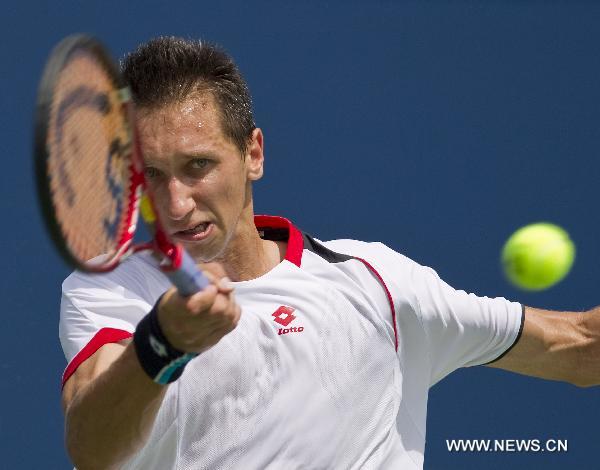 Sergiy Stakhovsky of Ukraine returns the ball against Tomas Berdych of the Czech Republic during the Rogers Cup in Toronto, Canada, on August 10, 2010. [Xinhua]