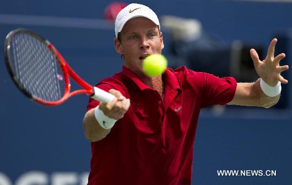  Tomas Berdych of the Czech Republic returns the ball against Sergiy Stakhovsky of the Ukraine during the Rogers Cup in Toronto, Canada, on August 10, 2010. Tomas Berdych won the match 2-0. [Xinhua] 