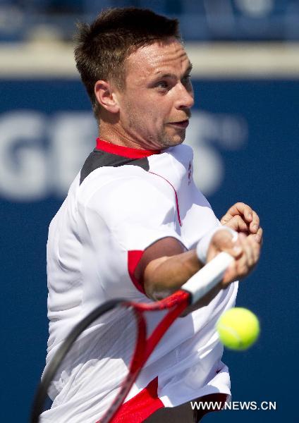 Robin Soderling of Sweden returns the ball against Ernests Gulbis of Latvia during the Rogers Cup in Toronto, Canada, on August 10, 2010. [Xinhua] 