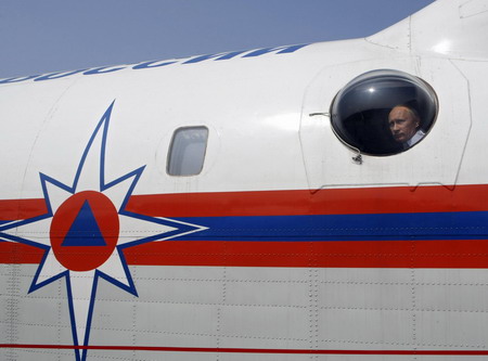 Russian PM pilots plane to fight wildfires