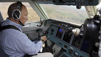Putin pilots plane to fight wildfires