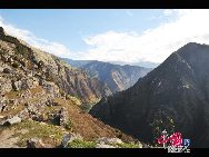 Machu Picchu is situated on a mountain ridge above the Urubamba Valley in Peru, which is 80 kilometres (50 mi) northwest of Cuzco and through which the Urubamba River flows. Most archaeologists believe that Machu Picchu was built as an estate for the Inca emperor Pachacuti (1438–1472). Often referred to as 'The Lost City of the Incas', it is perhaps the most familiar icon of the Inca World. [Photo by Xiaoyong]