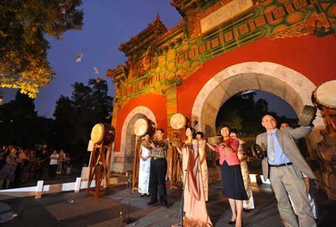 In Beijing, the country's first ever Guoxue Cultural Festival kicked off Saturday night at Guozijian, China's highest academic institution during the Yuan, Ming and Qing Dynasties. (Photo: CNTV.cn) 