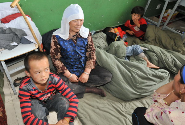 Flood-affected residents take a rest in a temporary shelter in a school in Tongxin county of Wuzhong city in Ningxia Hui autonomous region August 11, 2010. [Xinhua]