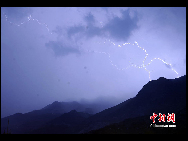 Flashes of lightning  is seen in Zhouqu County, Gansu Province on August 11, 2010. [Chinanews.com]
