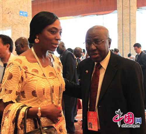 The photo shows two representatives talking about agricultural issues during the break of the China-Africa Agricultural Forum held in Beijing on August 11, 2010. [Xu Lin / China.org.cn]