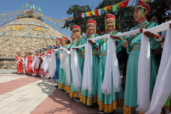 Local actresses in Mongolian costumes perform at the opening ceremony of the Aobao Festival, which was celebrated by Mongolians in Fuxin Mongolian autonomous county, Northeast China&apos;s Liaoning province on Aug 11, 2010. [Xinhua]