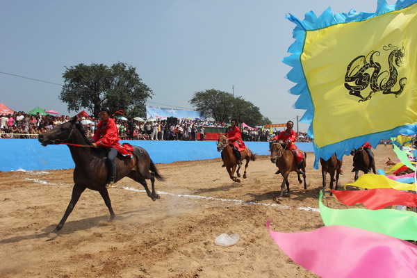 Riders compete on horseback, part of the Aobao Festival, in Fuxin Mongolian autonomous county, Northeast China&apos;s Liaoning province on Aug 11, 2010.[Xinhua]