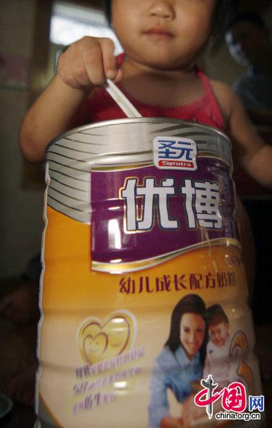 A 16-month-old girl nicknamed Xiao Yu eats milk powder at home on August 11, 2010 in Changxing county of Huzhou city, Zhejiang Province of China. [CFP]