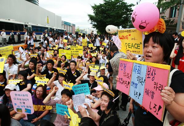 South Korean demonstrators participate in an anti-Japan rally outside the Japanese embassy in Seoul, South Korea, Aug. 11, 2010. [Park Jin-hee/Xinhua]