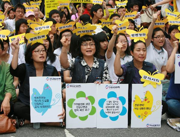 South Korean demonstrators participate in an anti-Japan rally outside the Japanese embassy in Seoul, South Korea, Aug. 11, 2010.[Park Jin-hee/Xinhua]