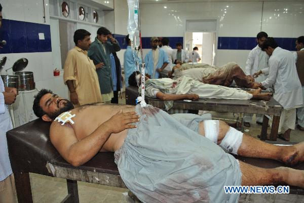 Injured men are treated at a local hospital in southwest Pakistan&apos;s Quetta on Aug. 11, 2010. [Hassan/Xinhua] 