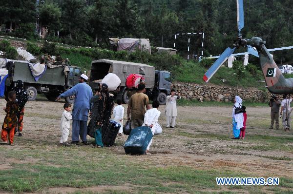 A military helicopter evacuates flood victims out of Swat valley in Pakistan, Aug. 10, 2010. [Yan Zhonghua/Xinhua]
