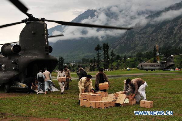 A military helicopter evacuates flood victims out of Swat valley in Pakistan, Aug. 10, 2010. [Yan Zhonghua/Xinhua]