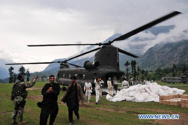 A military helicopter transports relief goods to the flood-stricken Swat valley in Pakistan, Aug. 10, 2010. [Yan Zhonghua/Xinhua]