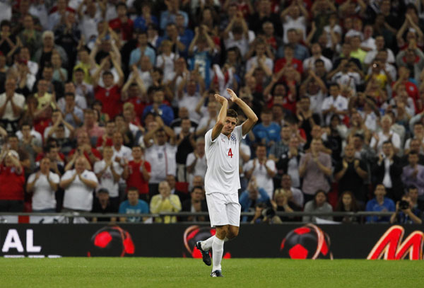 England's Steven Gerrard receives a standing ovation as he leaves the pitch during their international friendly soccer match against Hungary at Wembley Stadium in London August 11, 2010. (Xinhua/Reuters Photo)