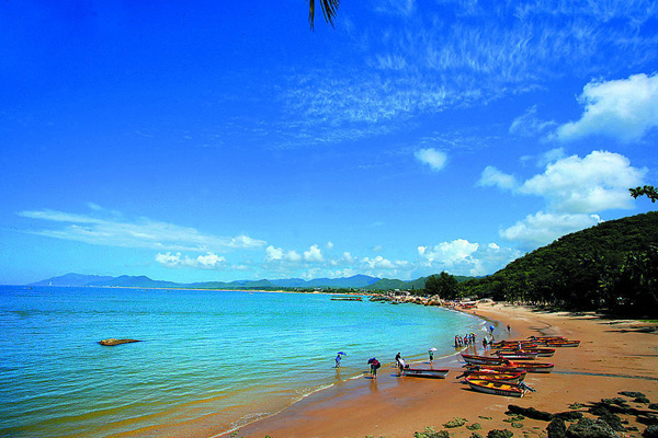 Tianya Haijiao is one of the most famous views in Sanya City, which is situated in the southernmost part of Hainan Province. Tianya Hijiao means 'the edge of the sky and the rim of the sea.' 