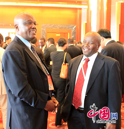 The photo shows two representatives talking about agricultural issues during the break of the China-Africa Agricultural Forum held in Beijing on August 11, 2010. [Xu Lin / China.org.cn]