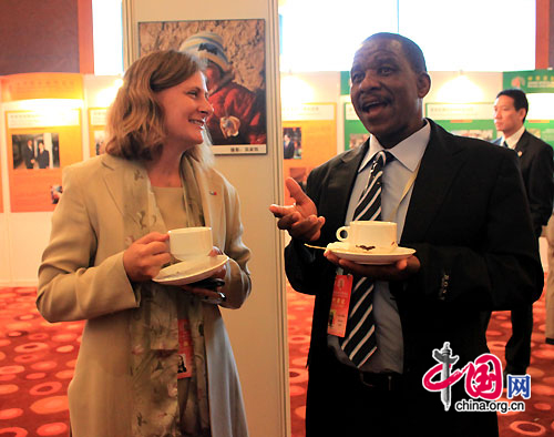 The photo shows two representatives talking about agricultural issues during the break of the China-Africa Agricultural Forum held in Beijing on August 11, 2010. [Xu Lin / China.org.cn]