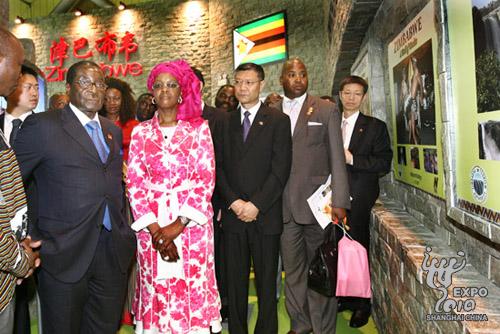 Officials visit the Zimbabwe Pavilion.