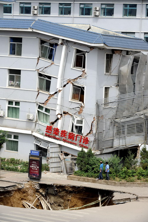 The collapsed building at Shanxi Provincial People&apos;s Hospital on Shuangta East Street in Taiyuan, capital city of North China&apos;s Shanxi province on August 12, 2010.[Xinhua]