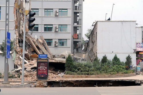 The big hole in Shuangta East Street in Taiyuan, capital city of North China&apos;s Shanxi province on August 12, 2010.[Xinhua]