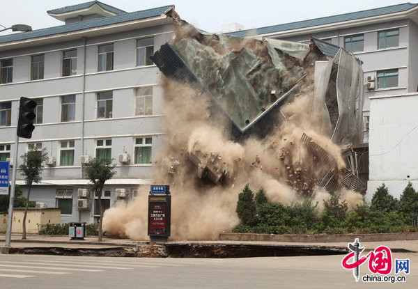 Two places on Shuangta East Street collapsed Thursday morning, and a nearby outpatient building of Shanxi Provincial People&apos;s Hospital followed in Taiyuan, the capital of North China&apos;s Shanxi province on August 12, 2010. No injuries were reported. The collapse was caused by erosion from constant leaking of a cracked underground pipe, according to staffers Taiyuan Institute of Municipal Engineering Design and Research. [CFP] 