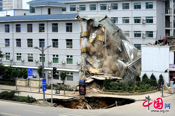 The collapsed building at Shanxi Provincial People&apos;s Hospital on Shuangta East Street in Taiyuan, capital city of North China&apos;s Shanxi province on August 12, 2010.[CFP]