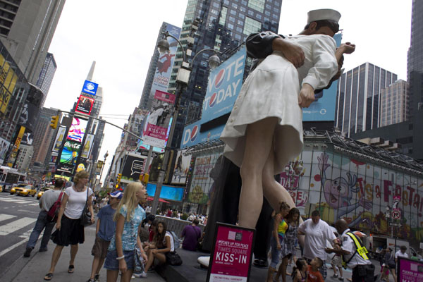 A 26-feet-tall statute of a sailor kissing a nurse, which is modeled on a famous photograph that became a symbol of the Times Square celebrations at the end of World War II, was installed on 44th Street and Broadway Thursday. [Xinhua]