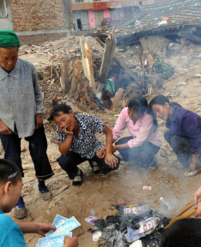 People cry for relatives killed by landslide in Zhouqu County, Gannan Tibetan Autonomous Prefecture in northwest China&apos;s Gansu Province, Aug. 12, 2010. [Xinhua] 