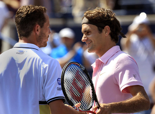 Roger Federer of Switzerland shakes hands with Michael Llodra (L) of France after their match at the Rogers Cup tennis tournament in Toronto August 12, 2010. Roger Federer advanced to the quarterfinals of the Rogers Cup with a 7-6 (2), 6-3 victory over Michael Llodra of France on Thursday. (Xinhua/Reuters Photo)
