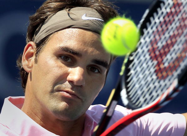 Roger Federer of Switzerland returns a backhand against Michael Llodra of France during their match at the Rogers Cup tennis tournament in Toronto August 12, 2010. (Xinhua/Reuters Photo)