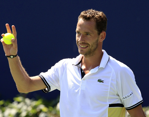 Michael Llodra of France reacts after a point against Roger Federer of Switzerland during their match at the Rogers Cup tennis tournament in Toronto August 12, 2010. (Xinhua/Reuters Photo) 