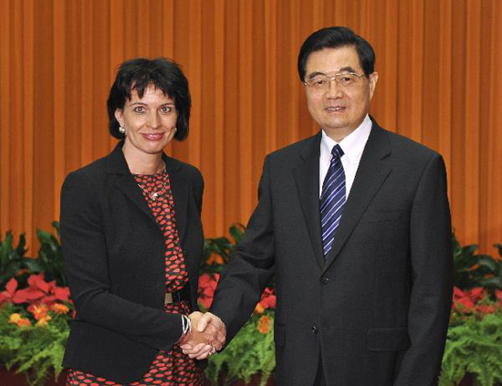 Chinese President Hu Jintao (R) meets with Doris Leuthard, president of the Swiss Confederation and head of the Federal Department of Economic Affairs, at the Great Hall of the People in Beijing, capital of China, Aug. 13, 2010.