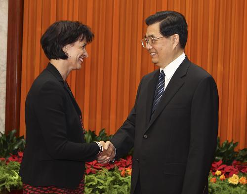 Chinese President Hu Jintao (R) meets with Doris Leuthard, president of the Swiss Confederation and head of the Federal Department of Economic Affairs, at the Great Hall of the People in Beijing, capital of China, Aug. 13, 2010.