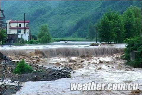 Rainstorms trigger heavy floods in Benxi City, northeast China's Liaoning Province, on August 6, 2010.