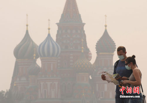 People in Moscow wear masks to protect themselves from the smell of heavy smog, caused by peat fires in nearby forests.
