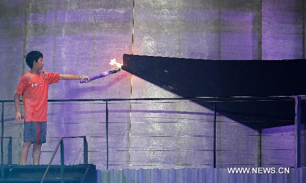 Darren Choy of Singapore lights the cauldron during the opening ceremony of the inaugural Youth Olympic Games (YOG) in Singapore, Aug. 14, 2010. [Xinhua]