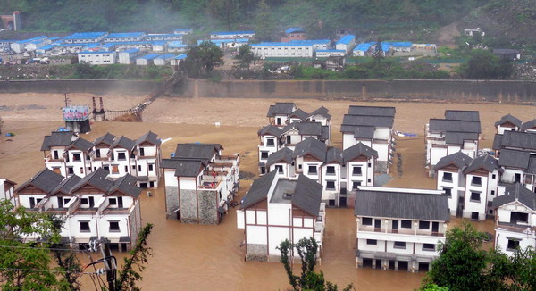 The submerged houses in Yingxiu town of Wenchuan county, Sichuan province is seen in this photo taken on August 14, 2010. No 213 national highway, a major link to Wenchuan, was blocked by the rain-triggered landslides which ravaged Wenchuan county Saturday. The landslides have also left 38 missing and forced the evacuation of over 10,000 residents.[Photo/Xinhua]