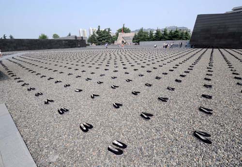 6,830 pairs of cloth shoes representing forced Chinese laborers who were later made victims in Japan during the World War II are placed outside the Memorial Hall of the Victims of the Nanjing Massacre by Japanese Invaders in Nanjing, East China&apos;s Jiangsu province, August 15, 2010. [Xinhua]