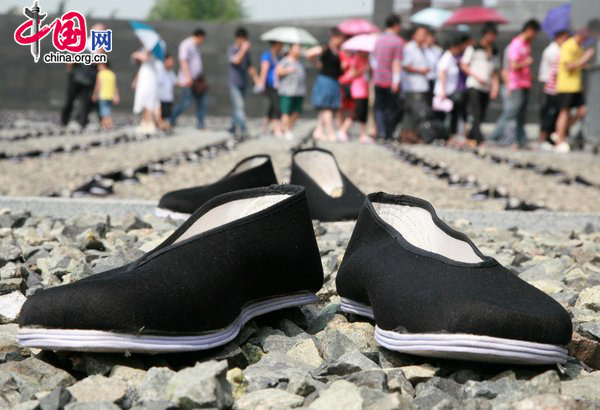 Shoes placed by the families of people who died from forced labor in Japan during World War II. Relatives placed 6,830 pairs of shoes in Nanjing, Jiangsu Province on Saturday, a tradition to wish the deceased a happy afterlife. [CFP]
