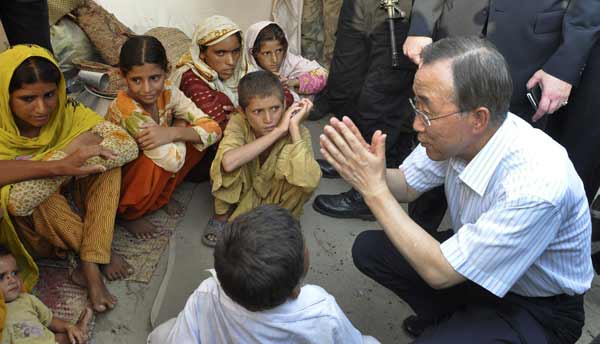U.N. Secretary-General Ban Ki-moon gestures to young flood victims after visiting them at a relief camp in the Muzaffargarh district of Punjab province August 15, 2010. U.N. Secretary-General Ban Ki-moon urged foreign donors on Sunday to speed up aid to Pakistan as the government warned of new waves of floods that have already disrupted lives of a tenth of its 170 million people. [Xinhua/Reuters]
