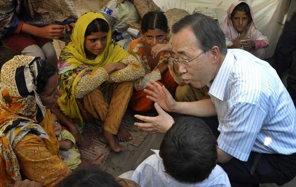 U.N. Secretary-General Ban Ki-moon gestures to young flood victims after visiting them at a relief camp in the Muzaffargarh district of Punjab province August 15, 2010. U.N. Secretary-General Ban Ki-moon urged foreign donors on Sunday to speed up aid to Pakistan as the government warned of new waves of floods that have already disrupted lives of a tenth of its 170 million people. [Xinhua/Reuters]