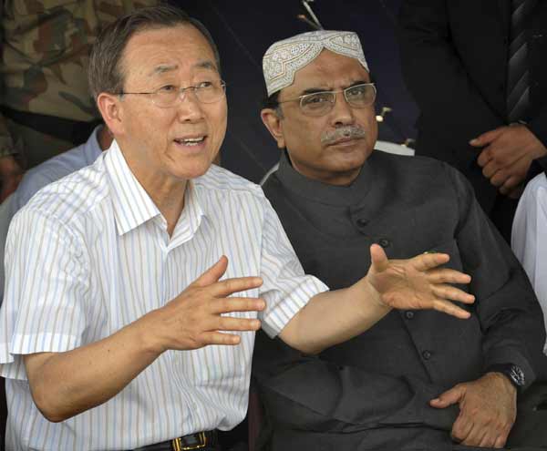 U.N. Secretary-General Ban Ki-moon asks questions while being briefed with Pakistani President Asif Ali Zardari near a relief camp for flood victims in the Muzaffargarh district of Punjab province August 15, 2010. [Xinhua/Reuters]