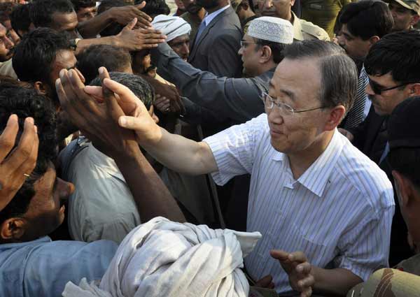 U.N. Secretary-General Ban Ki-moon and President Asif Ali Zardari meet with flood victims at a relief camp in the Muzaffargarh district of Punjab province August 15, 2010. [Xinhua/Reuters]