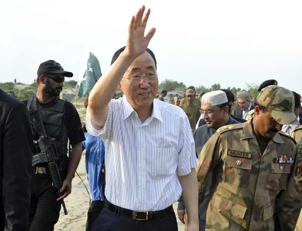 U.N. Secretary-General Ban Ki-moon waves after arriving at a relief camp with flood victims in the Muzaffargarh district of Punjab province August 15, 2010. [Xinhua/Reuters]