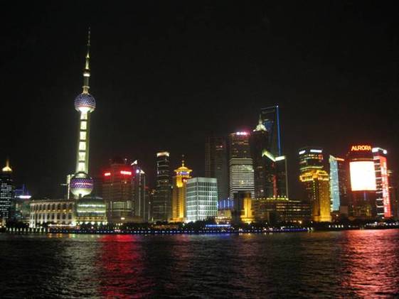 Catching a photo of the Shanghai skyline might be difficult with the summer crowds, but the view is breathtaking. [Daniel Byrnes/China.org.cn]